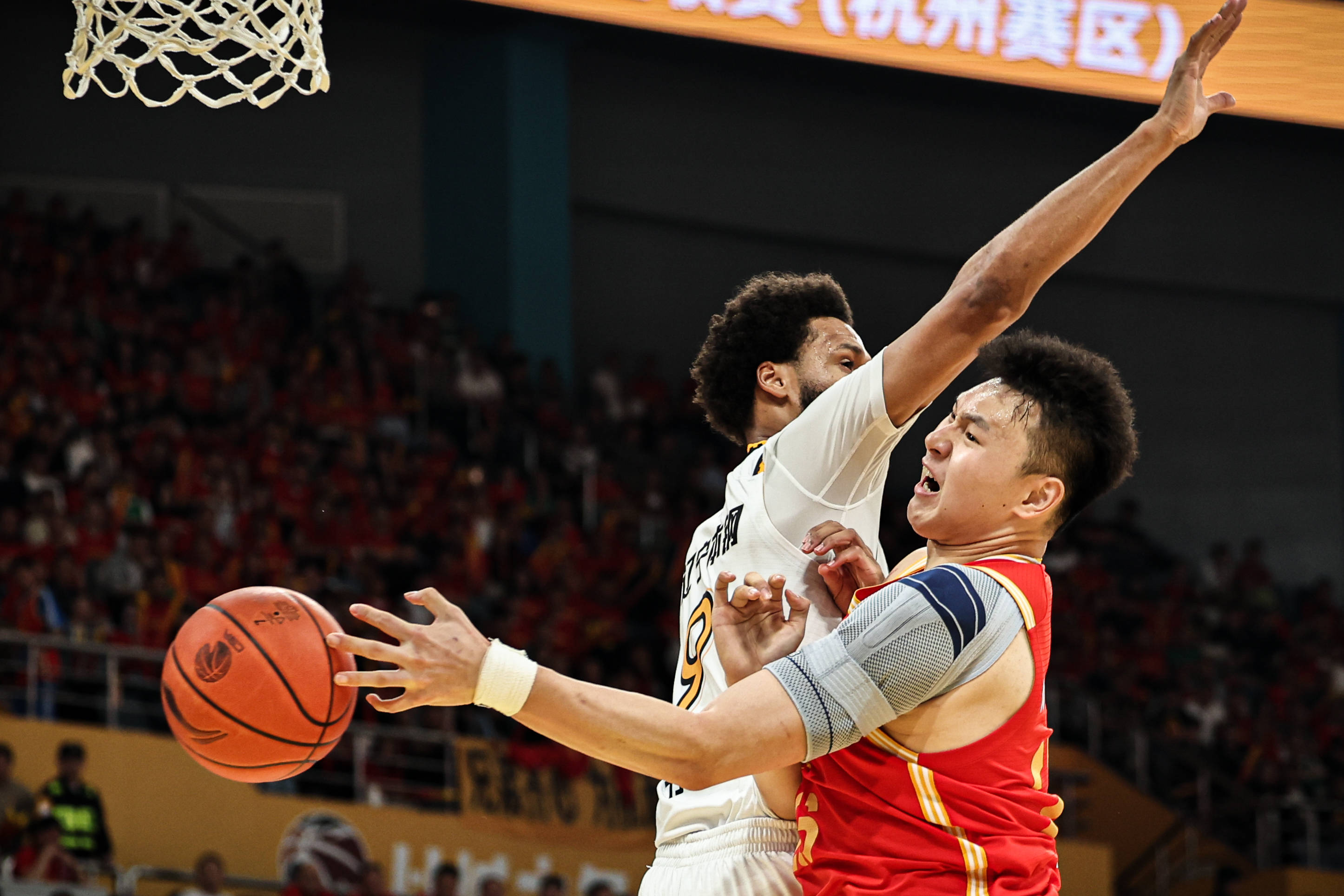 包含三分风暴袭来，热火队横扫对手轻松晋级的词条