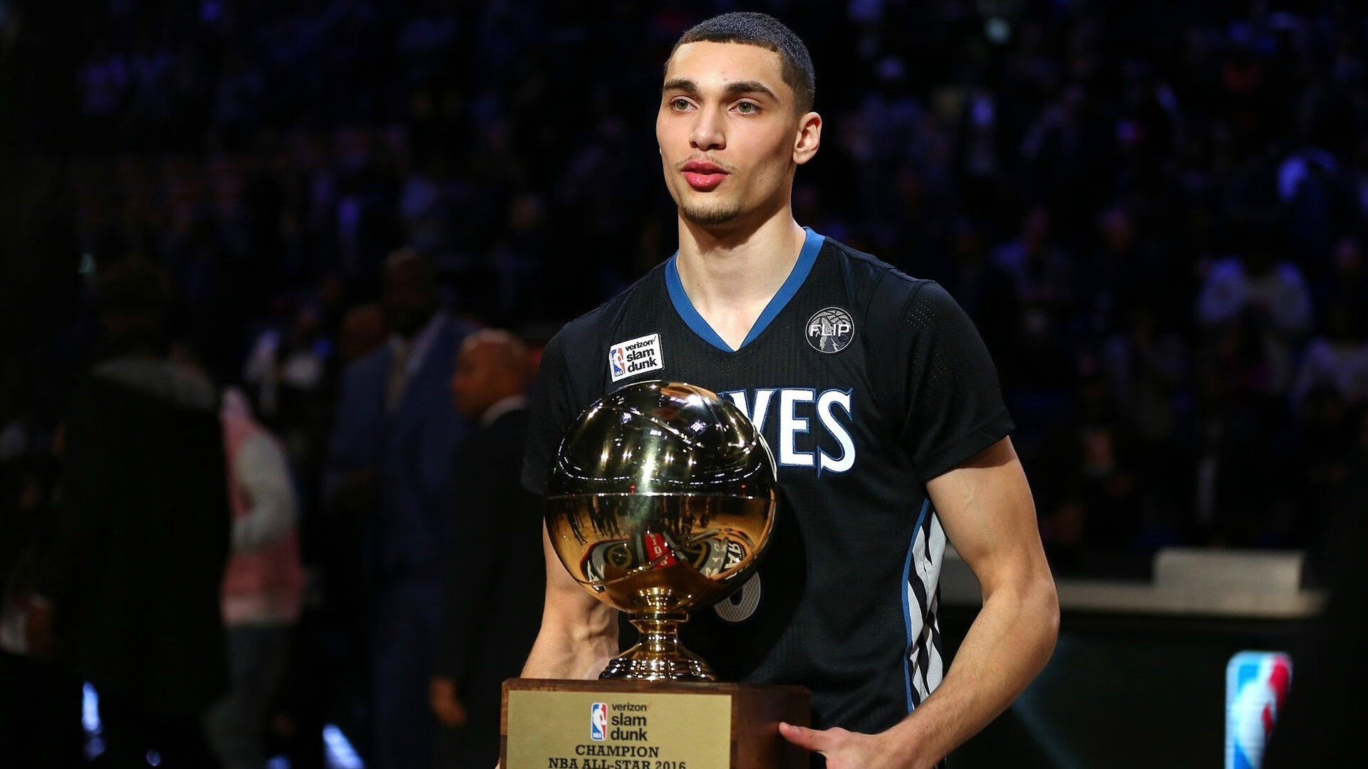 Rookie重要时刻出色防守，TES带队取胜！观众掌声雷动